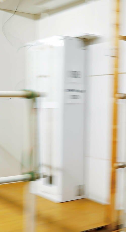 開き扉の自動ロックで中身が飛び出さない イメージ