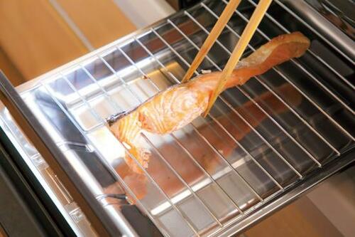 菜箸だと「魚の身が崩れる問題」スクーパーでカンタン解決!