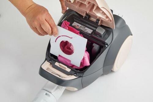 スイスイ動いて隅のゴミも逃さない パナソニック「MC-PK21A」