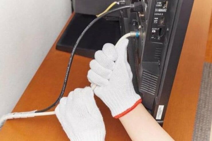 【配線周り】柔軟剤でホコリ防止！ テレビ裏掃除仕上げのおすすめテク｜『LDK』が紹介