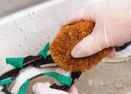 老舗がつくる亀の子たわしは<br />100均たわしとは完全に別モノ！