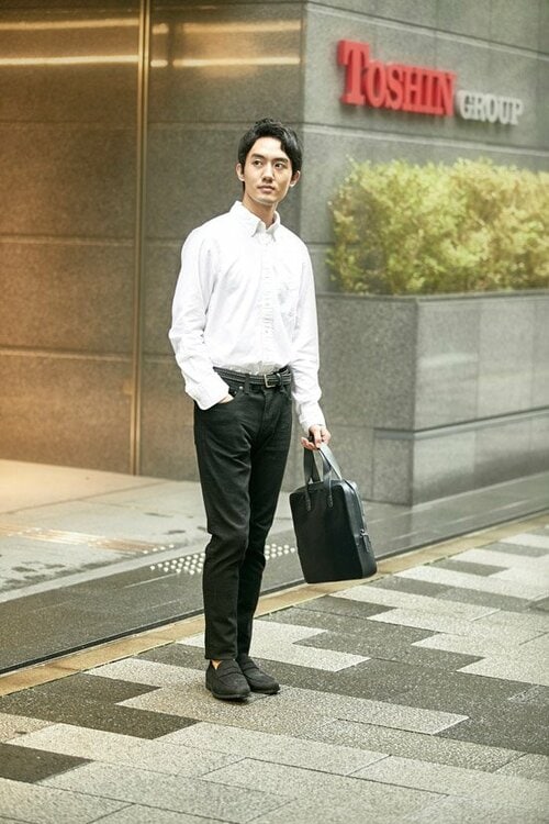 黒デニムだから仕事で着てもラフになりすぎない イメージ