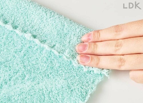 ステップ1:指3本分タオルの端を折る ヘアドライタオルおすすめ イメージ