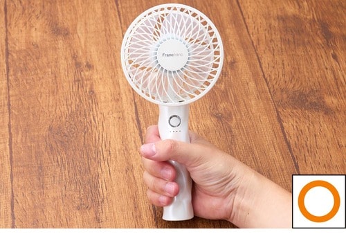 持ち運び：ややかさばるサイズだが持ちやすい ハンディファンおすすめ イメージ