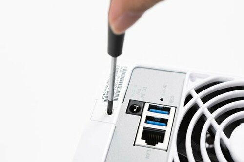 ステップ① まずはここからカバーを外してHDDを取り付けます イメージ3