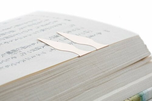 薄くて小さいので紙を傷つけず 確実にブックマークできます イメージ