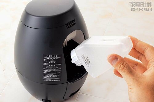 使い方1:給水タンクに水を入れる フェイススチーマーおすすめ イメージ