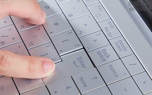 【使い勝手】キーがやや見にくいがスタイリッシュで打ちやすい イメージ