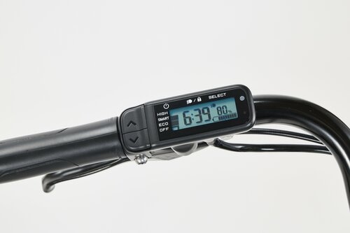 急いでいる時にも手元で時間がわかって便利  電動アシスト自転車おすすめ イメージ