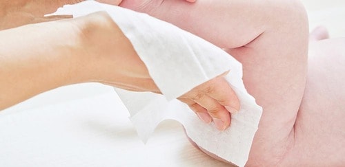 肌あたり:表面はやわらかい質感で触ると丈夫なシート おしりふきおすすめ イメージ
