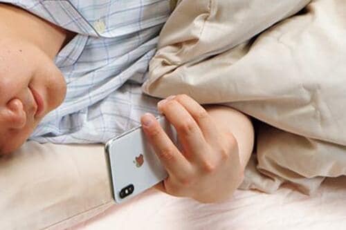 「ゴロ寝スマホ」の大正解!本当にラクに使える1台を発見 スマホスタンドおすすめ イメージ