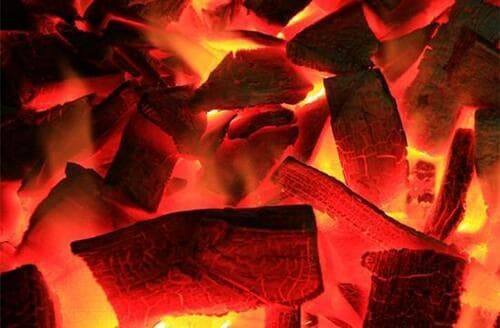 【理由①】炭の遠赤外線で焼くから！（ガスは風に弱い） バーベキューコンロおすすめ イメージ