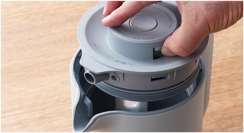 飛び散り抑制のガイド口あり! 電気ケトルおすすめ イメージ