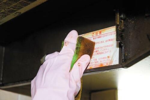 掃除ワザ5：フードの側面の汚れは「マジックリン」で！ イメージ