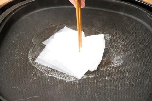 加熱した鉄板に氷を溶かして ペーパーで拭き取るだけでOKです イメージ2