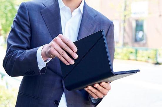 レノボ「ThinkPad X1 Fold」たたんでいるところ