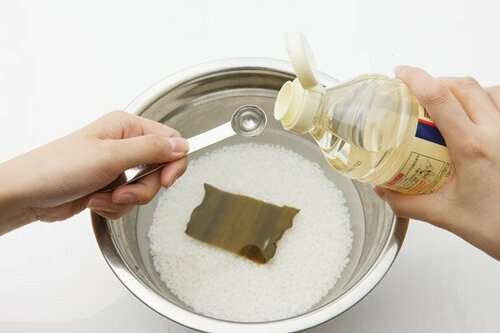 古米はお酒と乾燥昆布と一緒に炊くと復活します