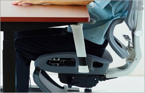 チェアには深く腰掛ける 電動昇降デスクおすすめ イメージ