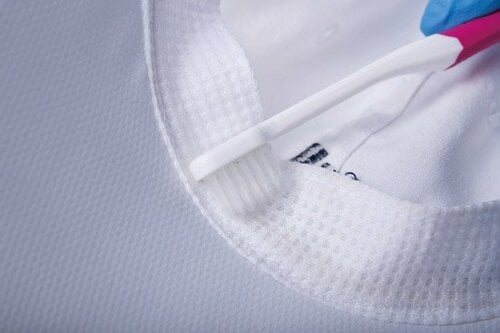 乾いた歯ブラシで泥を、洗剤つき歯ブラシで皮脂を落とす！ イメージ