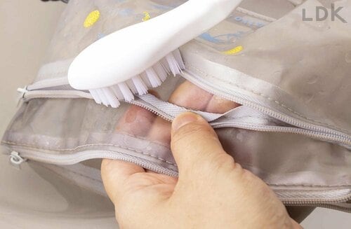 2：細かい部分の汚れはブラシでかき出す メイクポーチ汚れの掃除方法おすすめ イメージ