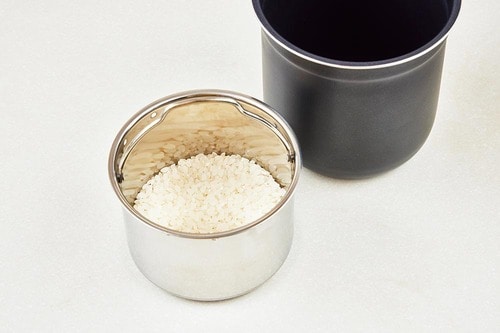 手順2:ザル釜に入れる エレコム「LiFERE 小型IH炊飯器」おすすめ イメージ
