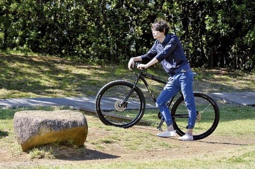 【マウンテンバイク】アラヤ「マディフォックス MFB」 オフロードはもちろん凹凸の多い都心もラクに走れます イメージ5