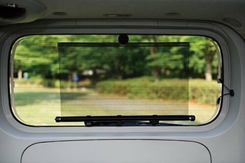 簡単に窓の開け閉めができる巻取り式のシェード