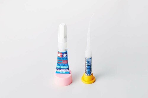 【おすすめの理由】容器の形に合わせた2種類のスタンド形状 瞬間接着剤おすすめ イメージ