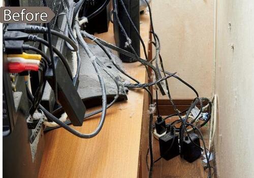 ハンディモップで掃除する前のテレビ裏