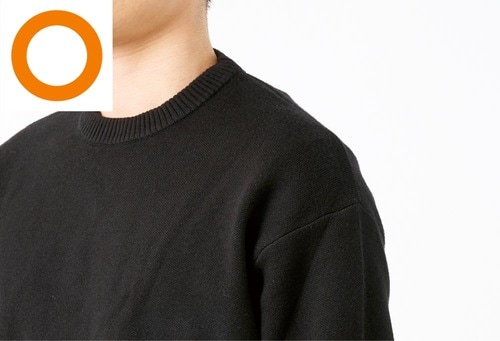 ディテール：首元のリブがかなり強め メンズセーターおすすめ イメージ