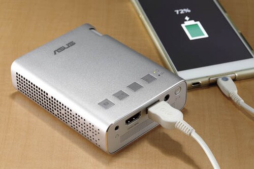 スマホやパソコンの映像を投影できる超小型のプロジェクター