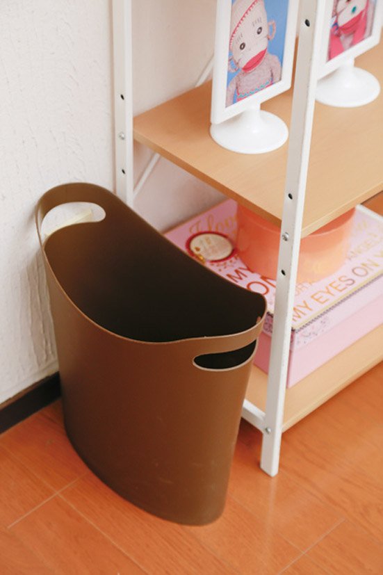 家具の脇やすき間にさりげなく置く
