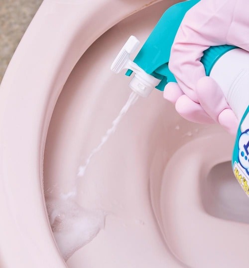 1:黒ずみは泡ハイターをスプレーする トイレ洗剤おすすめ イメージ