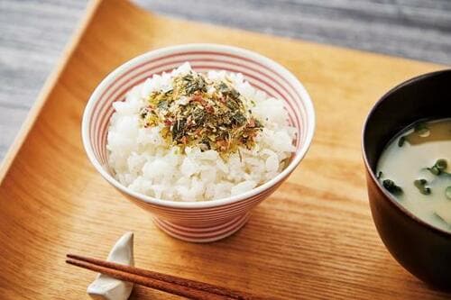 おぼろ昆布と梅がご飯の上で溶け合う イメージ