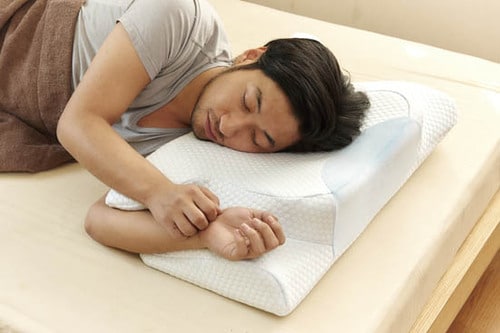 腕の置き位置を探って自分のベスポジで快眠できる!