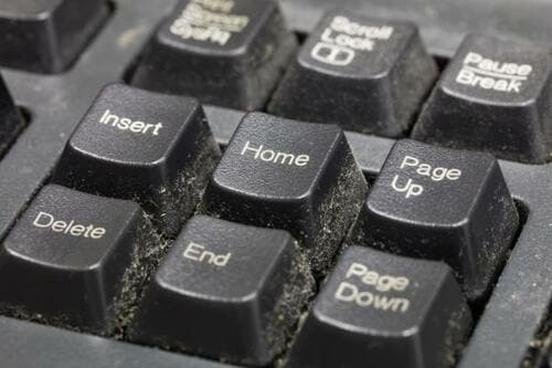 使っていくとみるみる汚くなるパソコンのキーボード イメージ