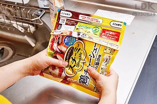 作り方1：鶏もも肉を入れ軽く揉み込む イメージ