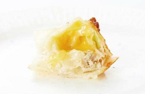 ポイント:中央にどかんと入ったチーズが味の決め手 餃子おすすめ イメージ