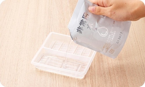 1:付属トレーに戻し水を入れる 非常食おすすめ イメージ