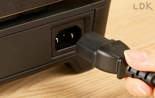 2:電源ケーブルの差込プラグを挿す 奧までしっかり挿す イメージ