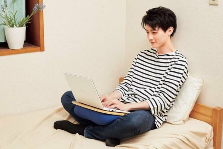 クッションテーブルおすすめランキング5選。ソファーやベッドで快適にパソコンが使えます
