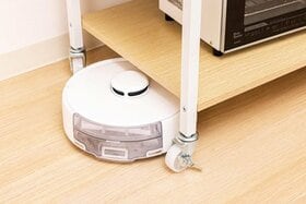 【小型ロボット掃除機】狭めなお部屋でも大丈夫！掃除中の健気な姿に癒やされます｜Amazonスマイルセール