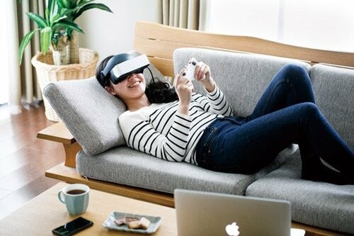 仰向けでも横向きでも寝ながら見られるディスプレイ イメージ