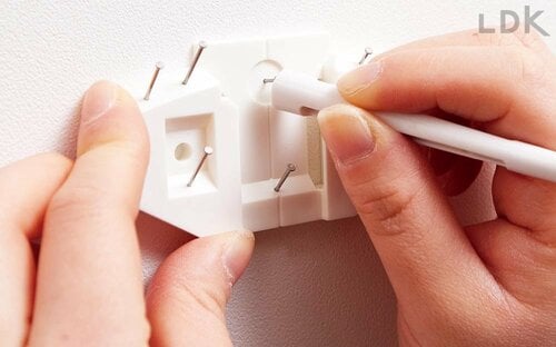 2:壁にパーツB(受け側)を付属のピンで設置する イメージ