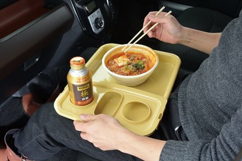 車中での食事や小物の収納にヒザにも載せられる【トレイ】