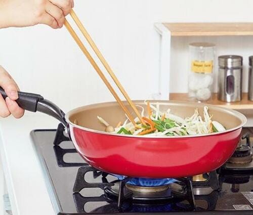 重さを感じない持ちやすさ! ドウシシャ「エバークック炒め 26㎝」