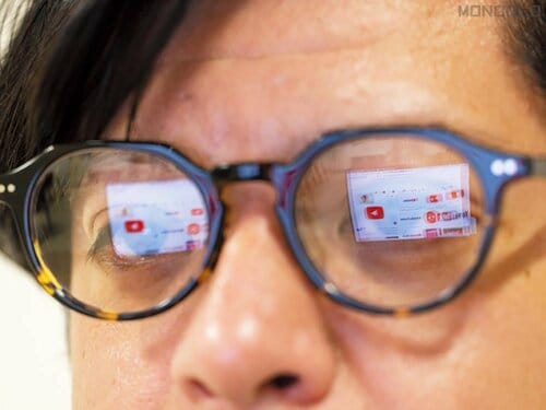 5：メガネの映り込みは顔周辺を明るく! WEB会議でキレイに映る方法おすすめ イメージ