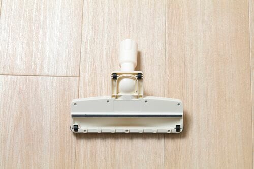 吸引力：吸引力が低くフローリングのゴミも吸いきれません 紙パック式コードレス掃除機おすすめ イメージ
