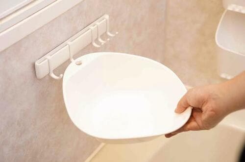 フックに吊るして水アカ対策に！水切れもいい「つるせる湯桶」 イメージ2