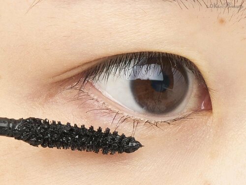 弓形のブラシが短い毛を逃さずキャッチ マスカラおすすめ イメージ